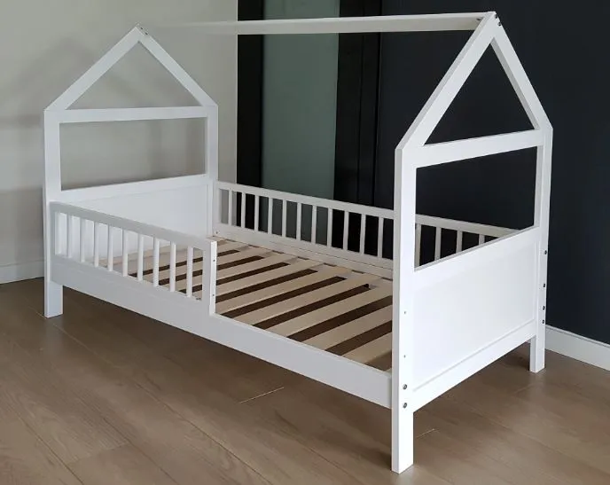 Bērnu gulta - mājiņa baltā krāsā